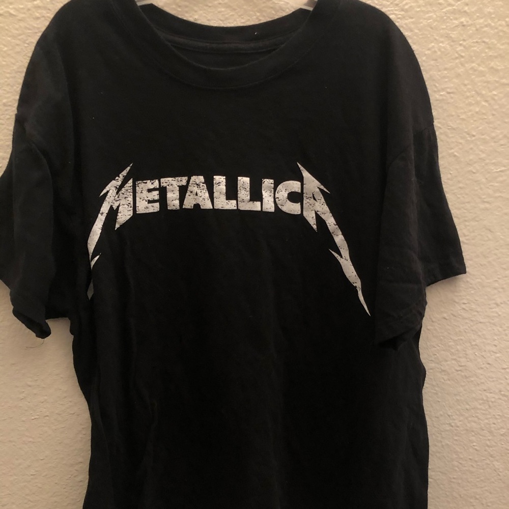 Black Metallica shirt